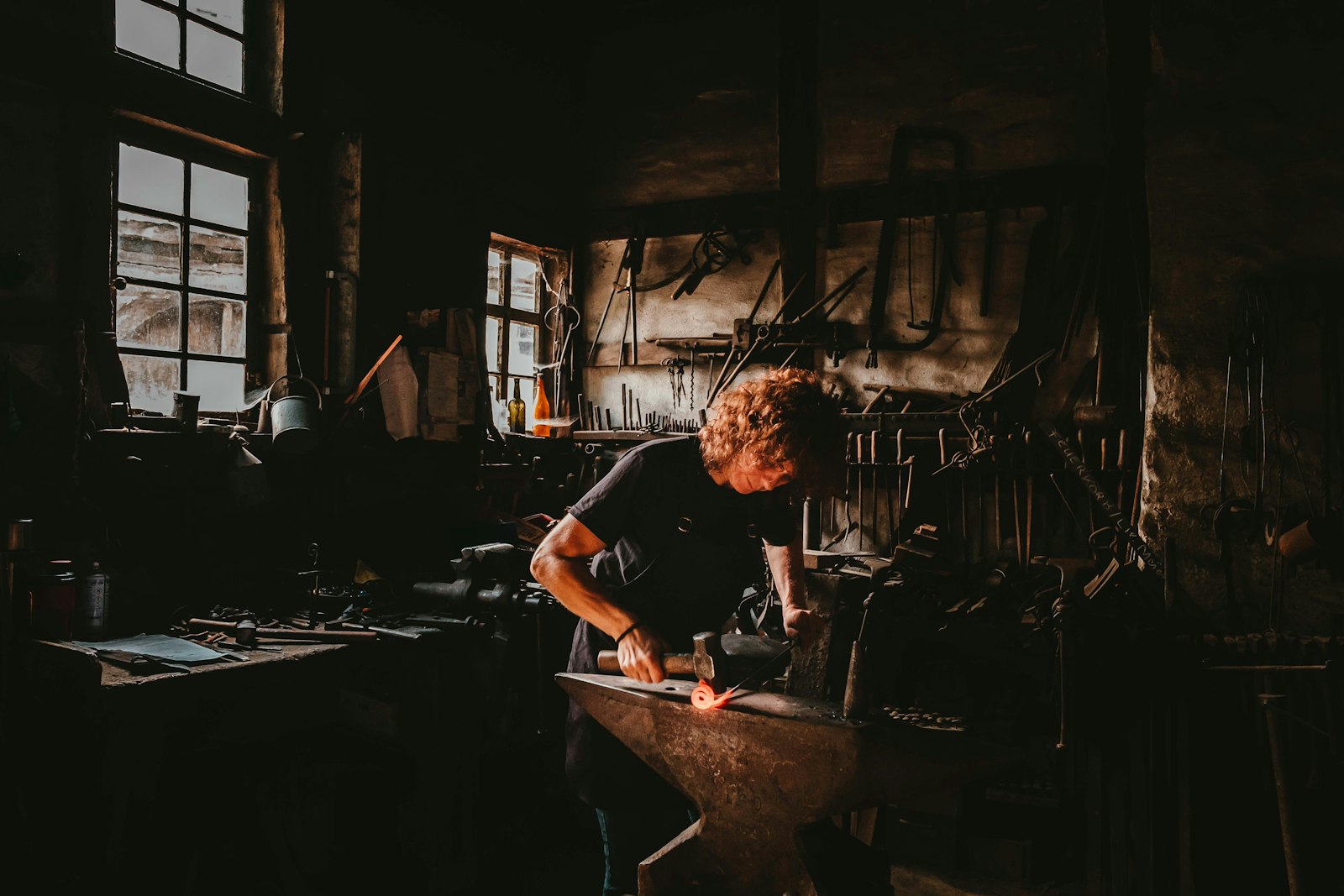 Handwerker bei der Arbeit in seiner Werkstatt
